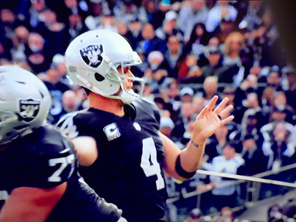 Picture of Oakland Raiders QB throwing ball